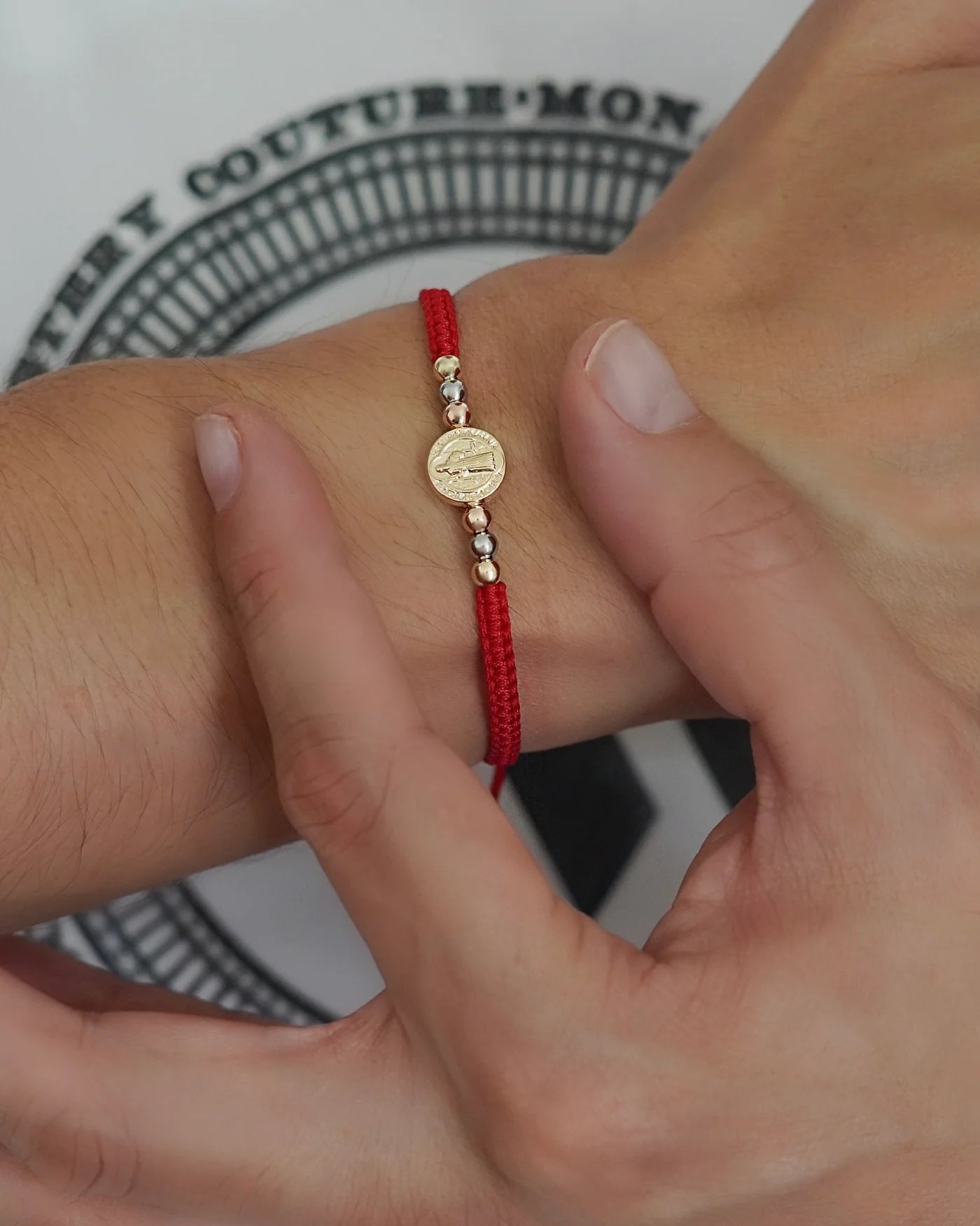 BRAZALETE TEJIDO DIJE SAN BENITO 3 OROS ROJO ID: 1997